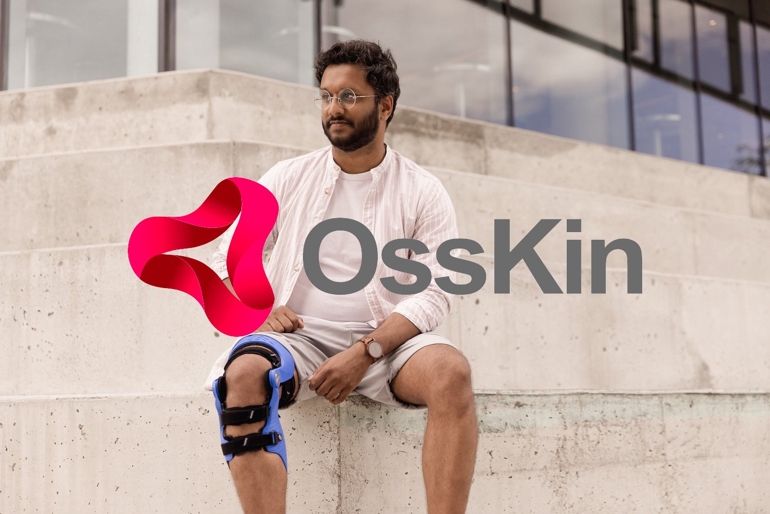 Homme assis avec une genouillère bleue, logo OssKin superposé.